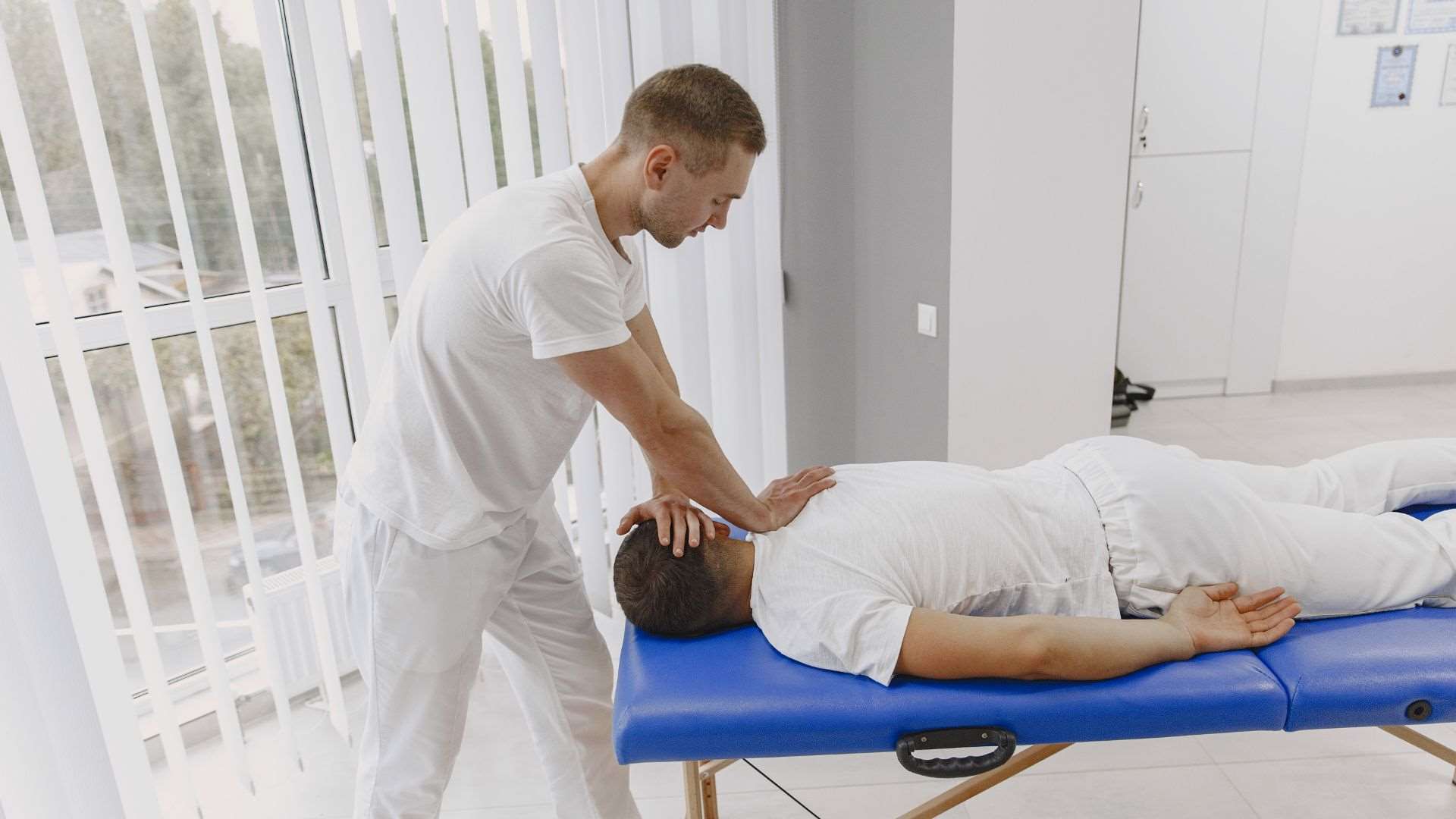 What Distinguishes a Chiropractor From a Physiotherapist?